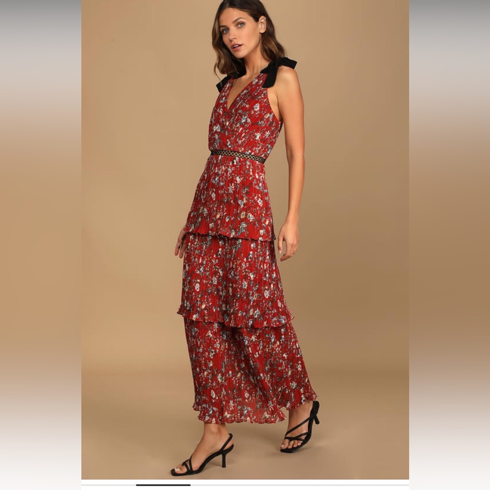 Lulu’s tiered floral red dress size L